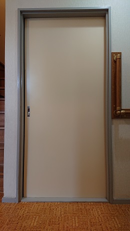 このドアです